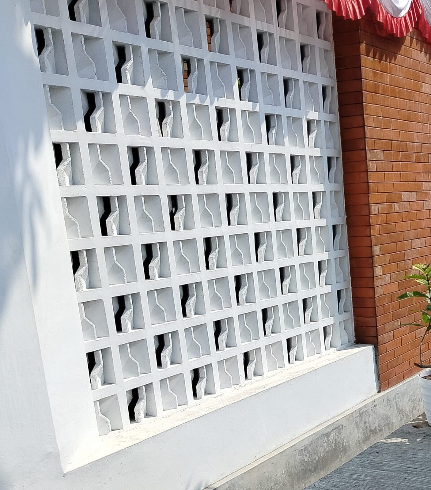 Dinding ventilasi garasi menggunakan roster beton Mega Barokah